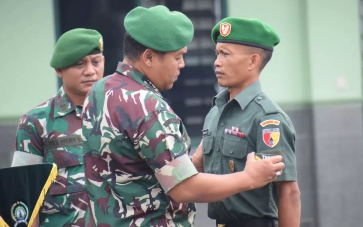 Kasrem 081/DSJ Letkol Inf Yuli Eko Purwanto saat menyematkan tanda pangkat prajuritnya. Senin (3/10)