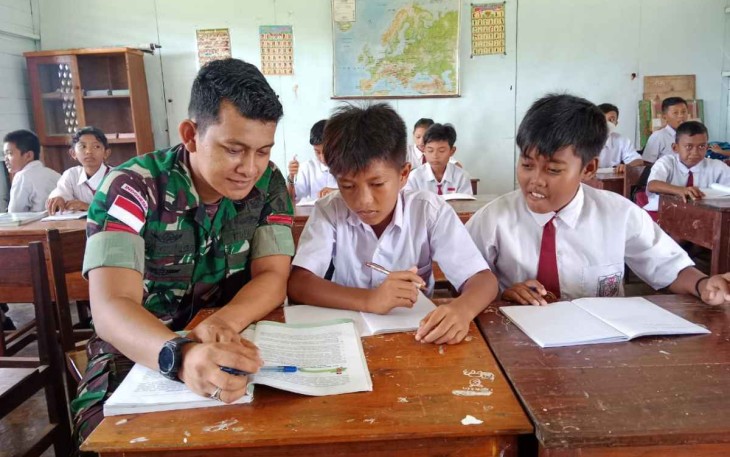 Memberikan pembelajaran pendidikan anak-anak perbatasan. Senin (3/10)