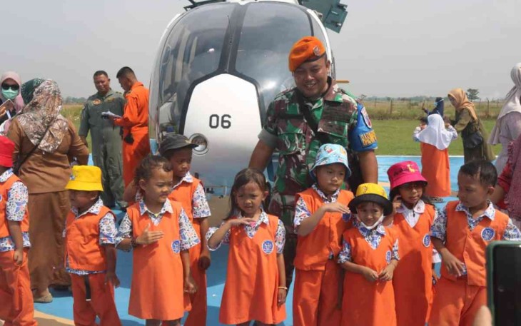 Siswa TK Angkasa Rajawali antusias melihat helikopter TNI AU di Lanud Sugiri Sukani Majalengka, Senin (3/10)