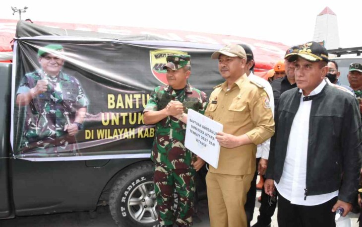 Pangdam I/BB Mayjen TNI Achmad Daniel Chardin saat memberikan bantuan sembako, Senin (3/10)
