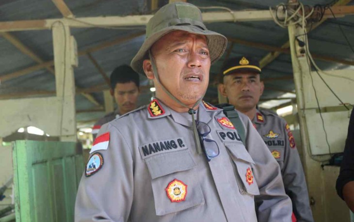 Kasatgas Binmas Ops Damai Cartenz Kombes Pol Nanang Purnomo saat memberikan keterangan pers di spot peternakan babi Kabupaten Mimika. Senin (3/10)