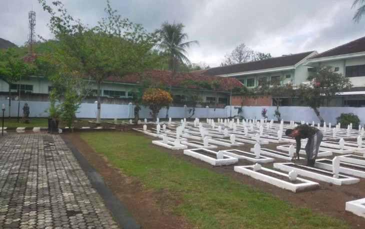Bersihkan lingkungan taman makam pahlawan 