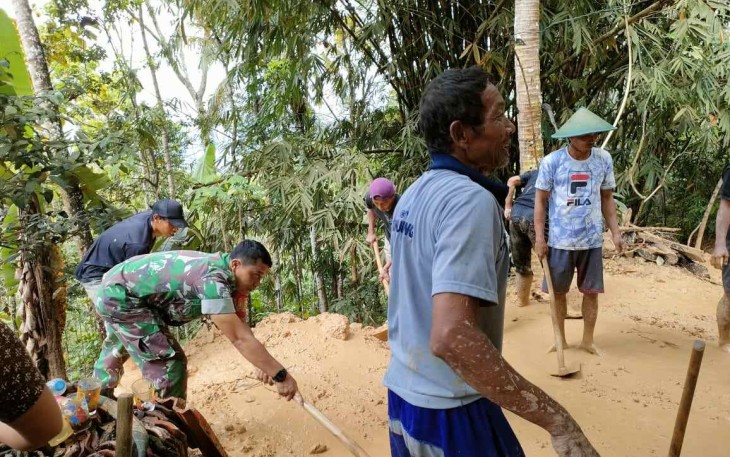 Gotong-royong bantu warga terkena musibah tanah longsor 