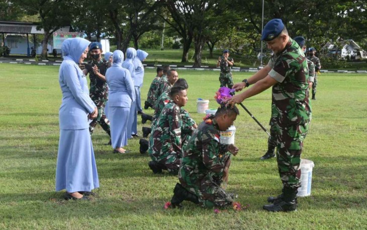 Danlanud Maimun Saleh Letkol Pnb Fahrur Rozi saat tradisi penyiraman prajuritnya naik pangkat. Senin (3/10)