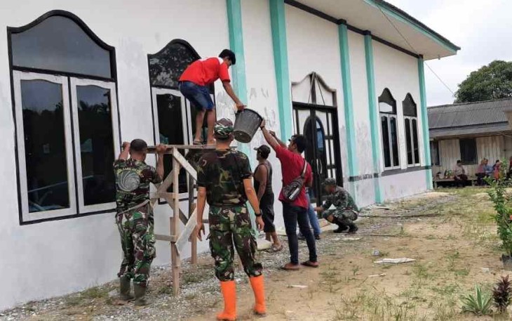 Karya bakti bersihkan sarana ibadah