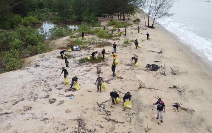 Bersihkan pesisir pantai