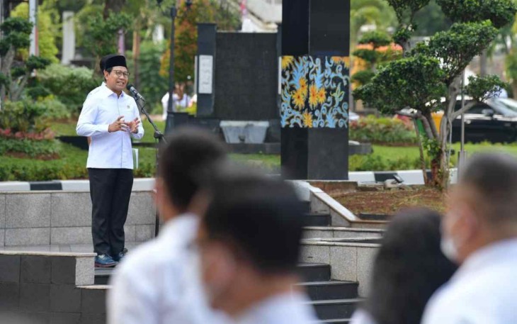 Gus Halim ajak sholat ghaib saat apel pagi. Senin (3/10) kemarin.