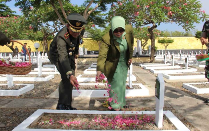 Dandim 0803/Madiun Letkol Inf Meina Helmi saat ziarah, Selasa (4/10)