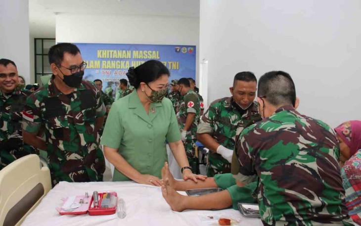 Sunatan massal dalam rangka menyambut HUT ke 77 TNI di Kodam XII/Tpr