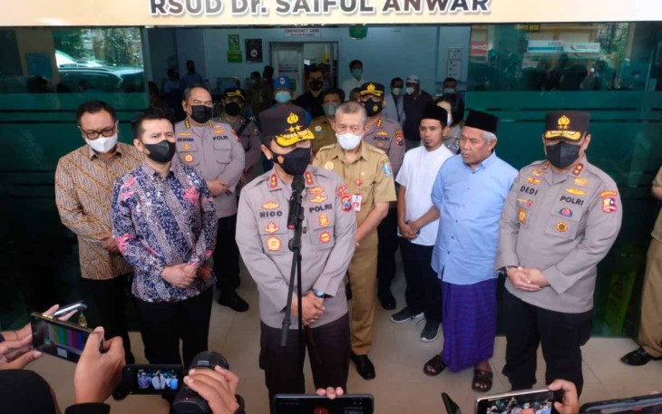Kapolda Jatim Irjen Pol Nico Afinta saat menyampaikan permohonan maaf atas insiden suporter di stadion Kanjuruhan Malang. Selasa (4/10)