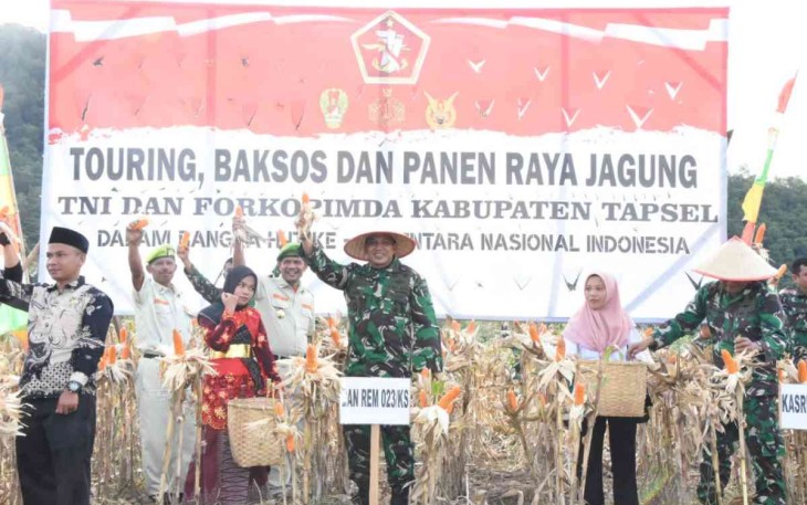 Danrem 023/KS Kol Inf Dodi Triwinarto panen raya jagung bersama Poktan. Selasa (4/10)