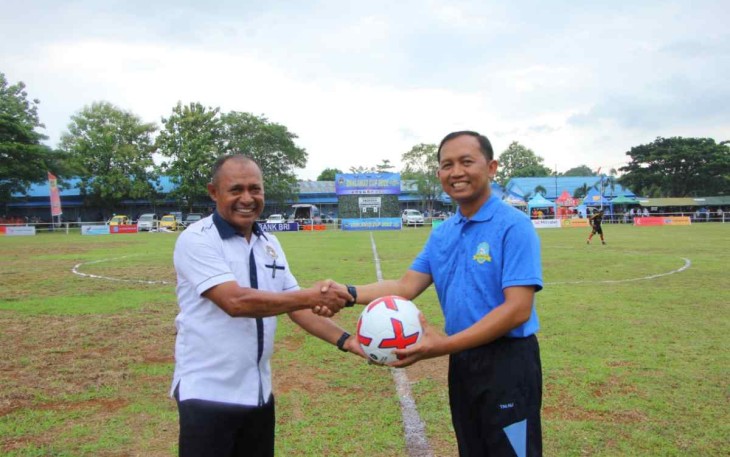 Danwing Udara 5 Kolonel Pnb David Ali Hamzah saat menyerahkan bola peresmian turnamen Danlanud Cup 2022. Selasa (4/10)