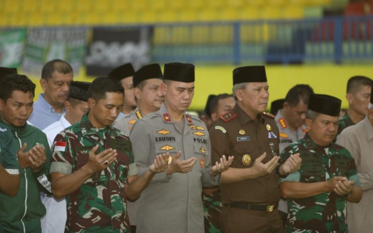 Kapolrestabes Medan Kombes Valentino Alfa Tatareda shalat ghaib dan doa bersama untuk korban tragedi Kanjuruhan Malang. Selasa (4/10)