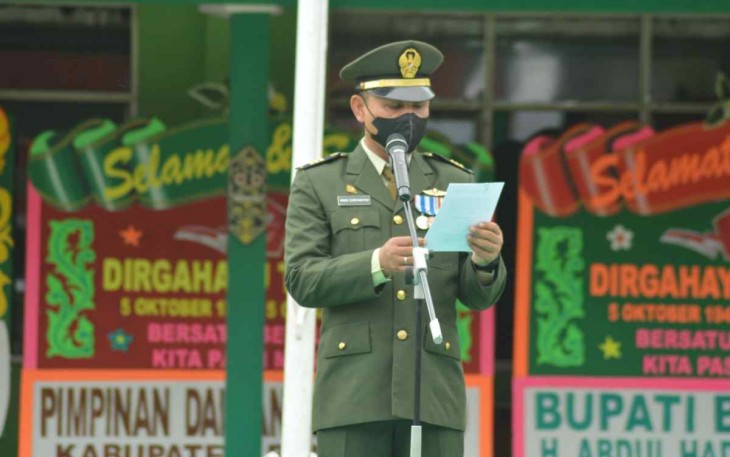 Kapten Coba Virgo Eviryansyah saat membacakan amanat Panglima TNI Jenderal Andika Perkasa di HUT TNI ke-77, Rabu (5/10)