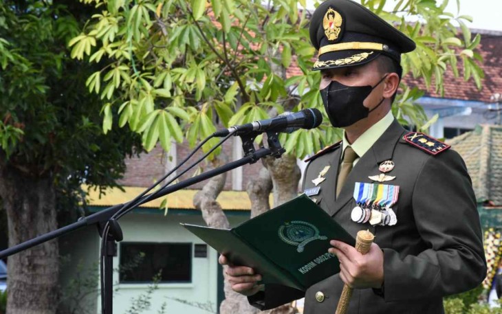 Dandim 0802/Ponorogo Letkol Inf Hirta Juni Adriansyah saat membacakan amanat Panglima TNI. Rabu (5/10)