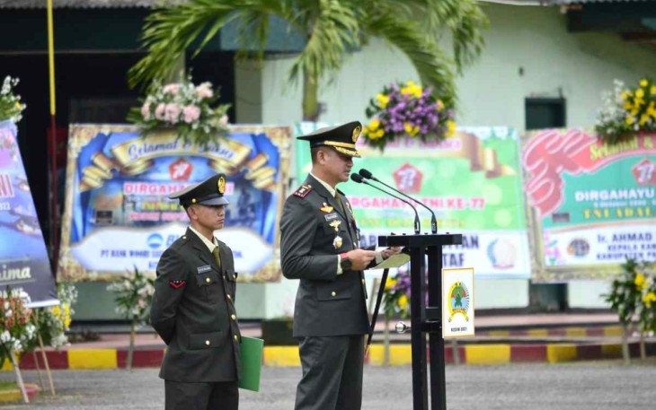 Dandim 0801/Pacitan Letkol Kav Ibnu Khazim saat membacakan amanat Panglima TNI. Rabu (5/10)