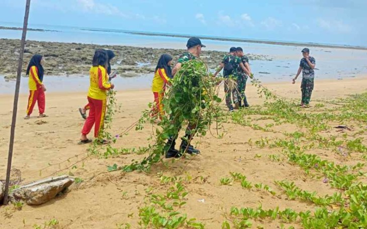 Karya bakti bersihkan pantai