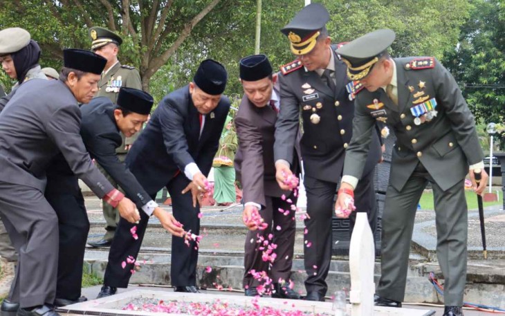 Ziarah dan tabur bunga di TMP Pacitan