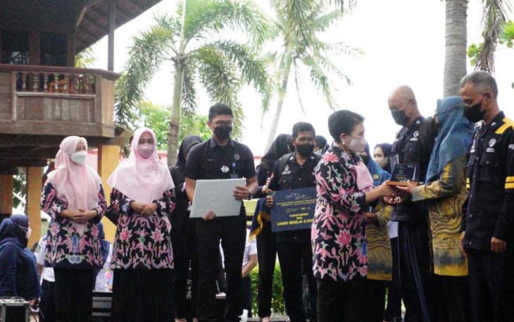 Penasehat DPW Kemenhub Endang Budi Karya Sumadi saat memberikan apresiasi penjaga menara suar di Cikoneng Banten. Rabu (5/10)
