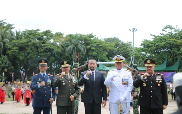 Danlanud Sutan Sjahrir Kol Nav Saeful Rakhmat foto bersama usai upacara peringatan HUT TNI ke-77 di lapangan Imam Bonjol Padang, Rabu (5/10)