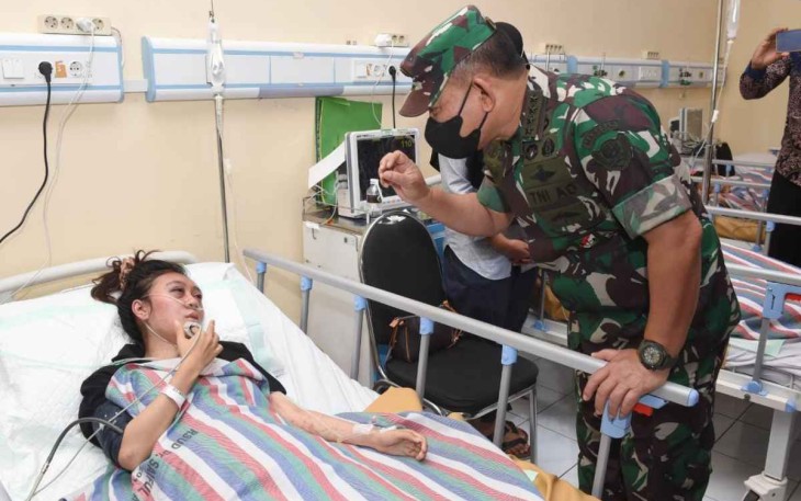 Kasad Jenderal TNI Dudung Abdurachman jenguk korban tragedi Kanjuruhan yang dirawat di RSUD dr Syaiful Anwar Malang. Kamis (6/10)