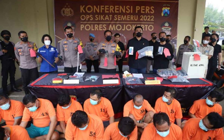 Kapolres Mojokerto AKBP APIP Ginanjar saat memberikan keterangan pers di Mapolres. Kamis (6/10)