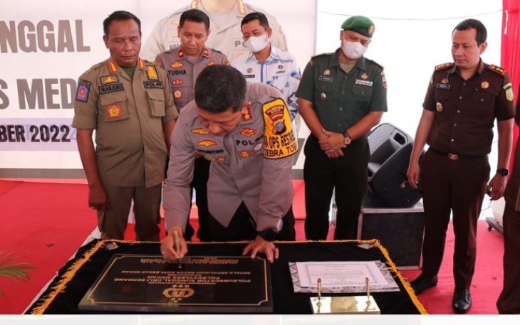 Kapolrestabes Medan Kombes Valentino Alfa Tatareda saat meresmikan Polsubsektor Sunggal. Kamis (6/10)