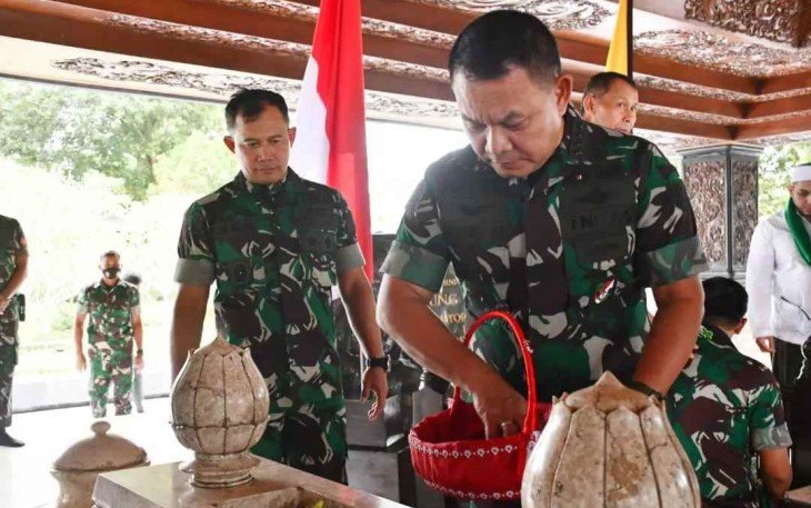 Danrem 081/DSJ Kolonel Inf Deni Rejeki mendampingi Kasad tabur bunga di makam bung Karno Kabupaten Blitar. Kamis (6/10)