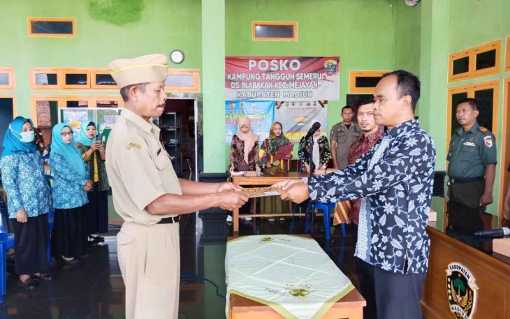 Kapten Inf Santosa menghadiri pelantikan perangkat desa Blabakan