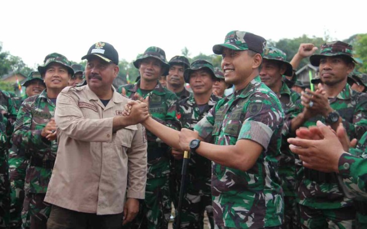Dandim 0906/Kkr Letkol Inf Jeffry Satria bersama Bupati Drs Edi Darmansyah saat peresmian karya bakti di desa Manunggal Daya. Kamis (6/10)