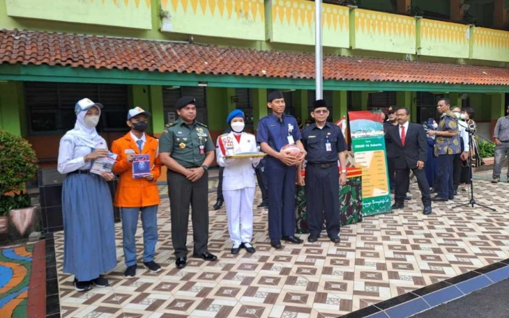 Brigjen TNI Fahrid Amran SH saat foto bersama di SMAN 78 Jakarta 