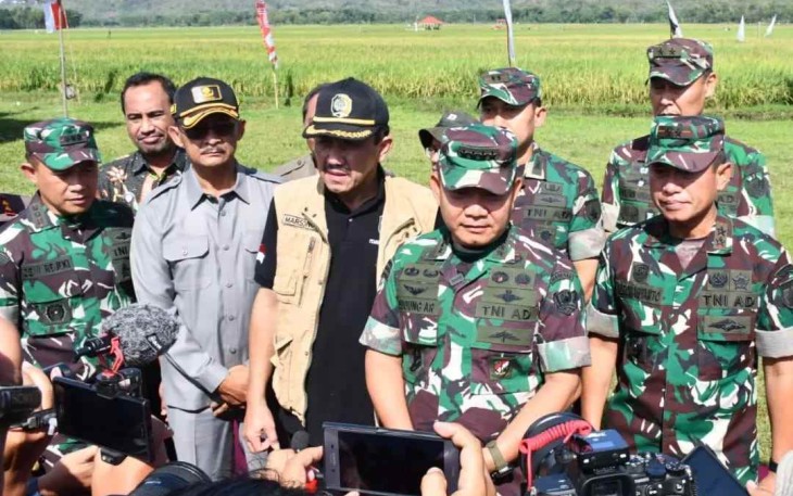 Kasad Jenderal TNI Dudung Abdurachman saat konferensi pers panen raya padi di kabupaten Tulungagung. Jum'at (7/10)