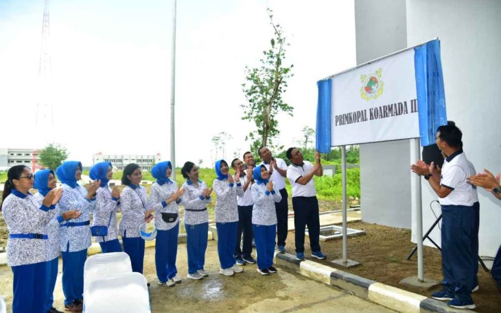 Pangkoarmada III Laksamana Muda TNI Irvansyah membuka papan nama Pujasera Koarmada III. Jum'at (7/10)