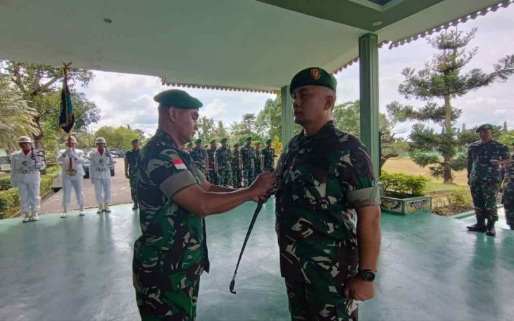 Danrem 121/Abw Brigjen TNI Pribadi Jatmiko menyematkan tanda kenaikan pangkat prajuritnya. Jum'at (7/10)