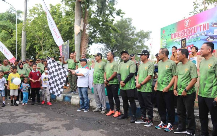 Dandim 0805/Ngawi Letkol Inf Adi Wirawan lepas peserta jalan sehat. Sabtu (8/10)