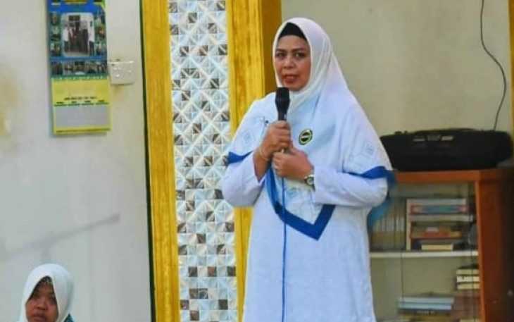 Hj. Kumalasari Ansar Ahmad saat memberikan bantuan