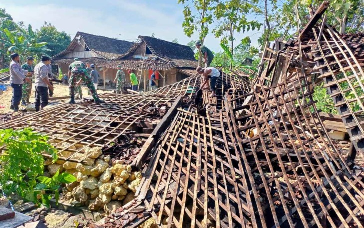 Angin puting beliung di Ponpes Ahdlatul Ulam desa Karangmalang, Sabtu (9/10)