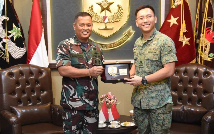 Pangdam Jaya Mayjen TNI Untung Budiharto menerima cenderamata BG Goh Pei Ming Division Commander Singapura di Makodam, Jakarta, Sabtu (8/10) 