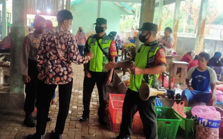 Patroli sarana umum di wilayah Koramil 11/Donorejo. Minggu (9/10)
