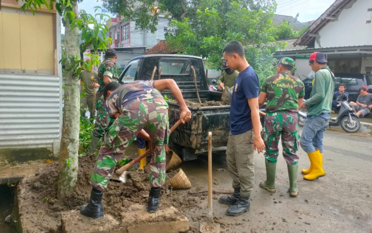 Pembersihan selokan di wilayah binaan