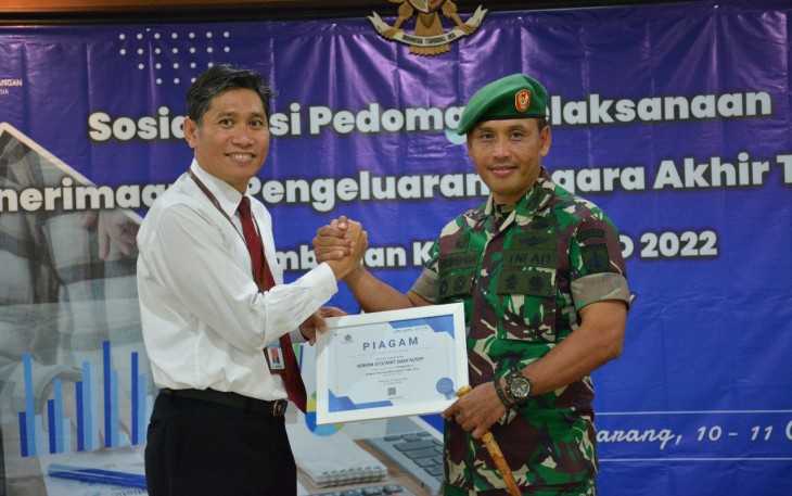 Penyerahan piagam dari Plt Kepala KPPN Semarang kepada Danrem 073/Mkt