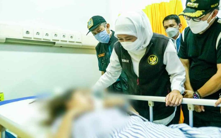 Gubernur Jatim Khofifah Indar Parawansa saat menjenguk korban insiden Kanjuruhan 