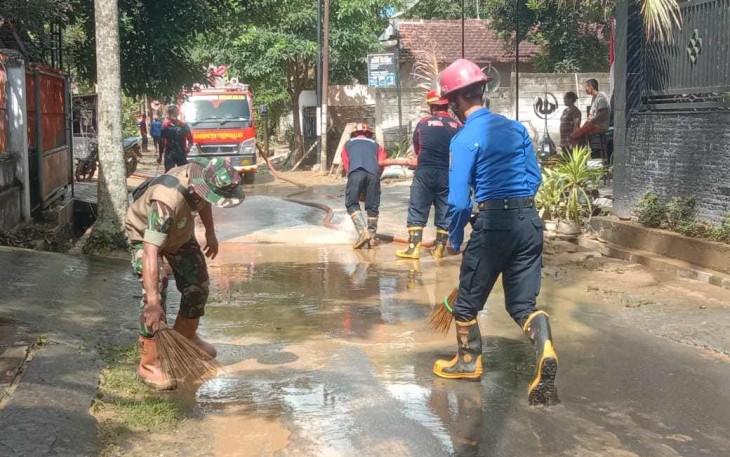 Gotong royong bersama masyarakat bersihkan jalan