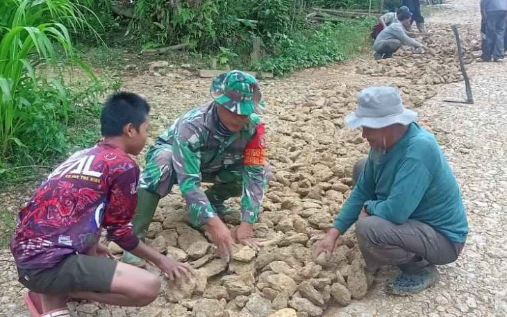Gotong-royong perbaiki jalan pemukiman 
