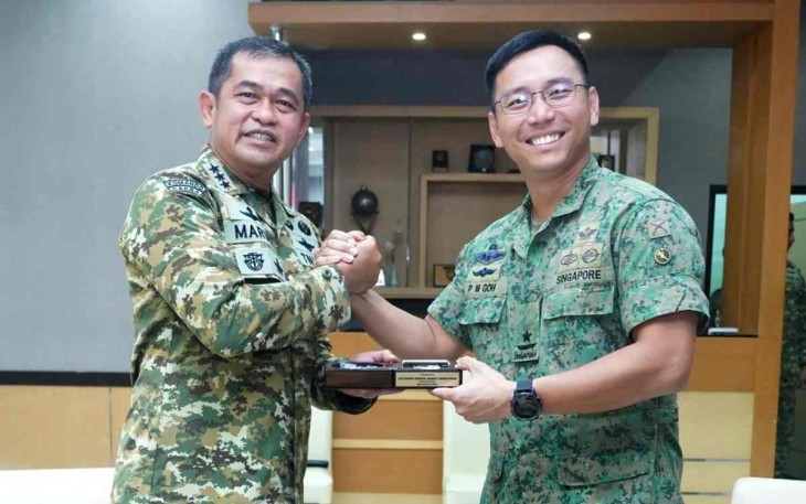 Pangkostrad Letjen TNI Maruli Simanjuntak menerima cenderamata 3rd Division Commander AD Singapura BG Goh Pei Ming di Jakarta 