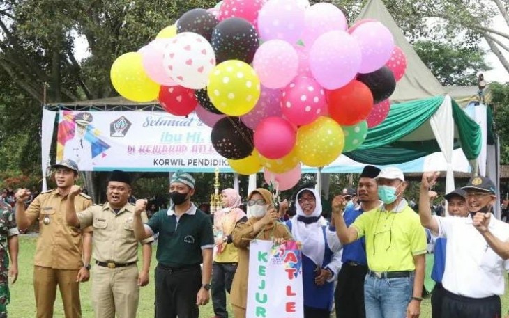Bupati Blitar Rini Syarifah Hendak Lepas Balon Penanda Dibukanya Kejurkab Atletik Antar Pelajar