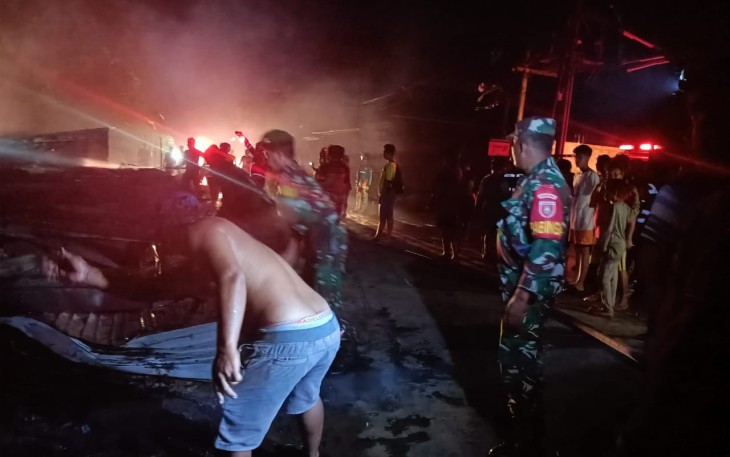 Padamkan api menghanguskan rumah