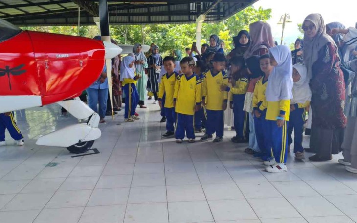 Antusias anak-anak melihat pesawat terbang di Lanud Sutan Sjahrir, Padang, Selasa (11/10)