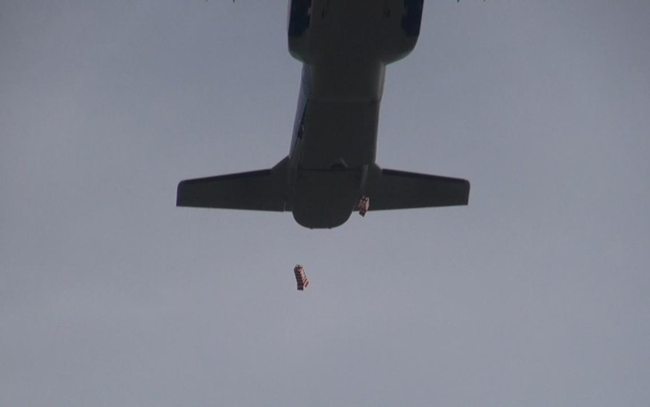 Helibox saat diterjunkan dari pesawat CN 295, Rabu (12/10)