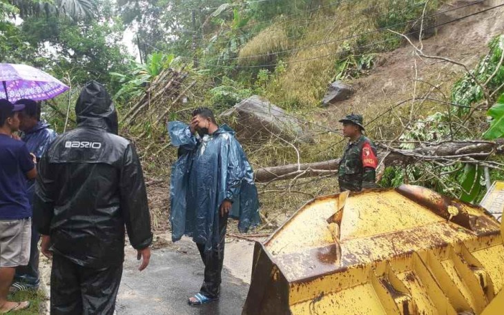 Bersihkan material longsor di jalan
